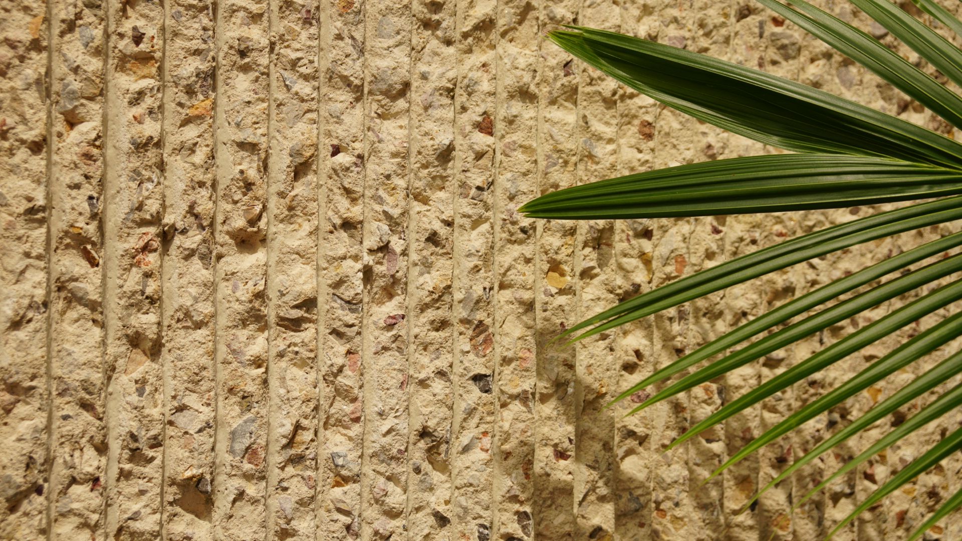 Bush-hammered rib in beige.JPG